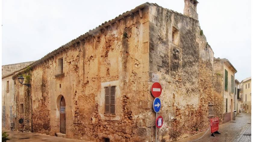 Fachada de casa en Muro antes de la restauración